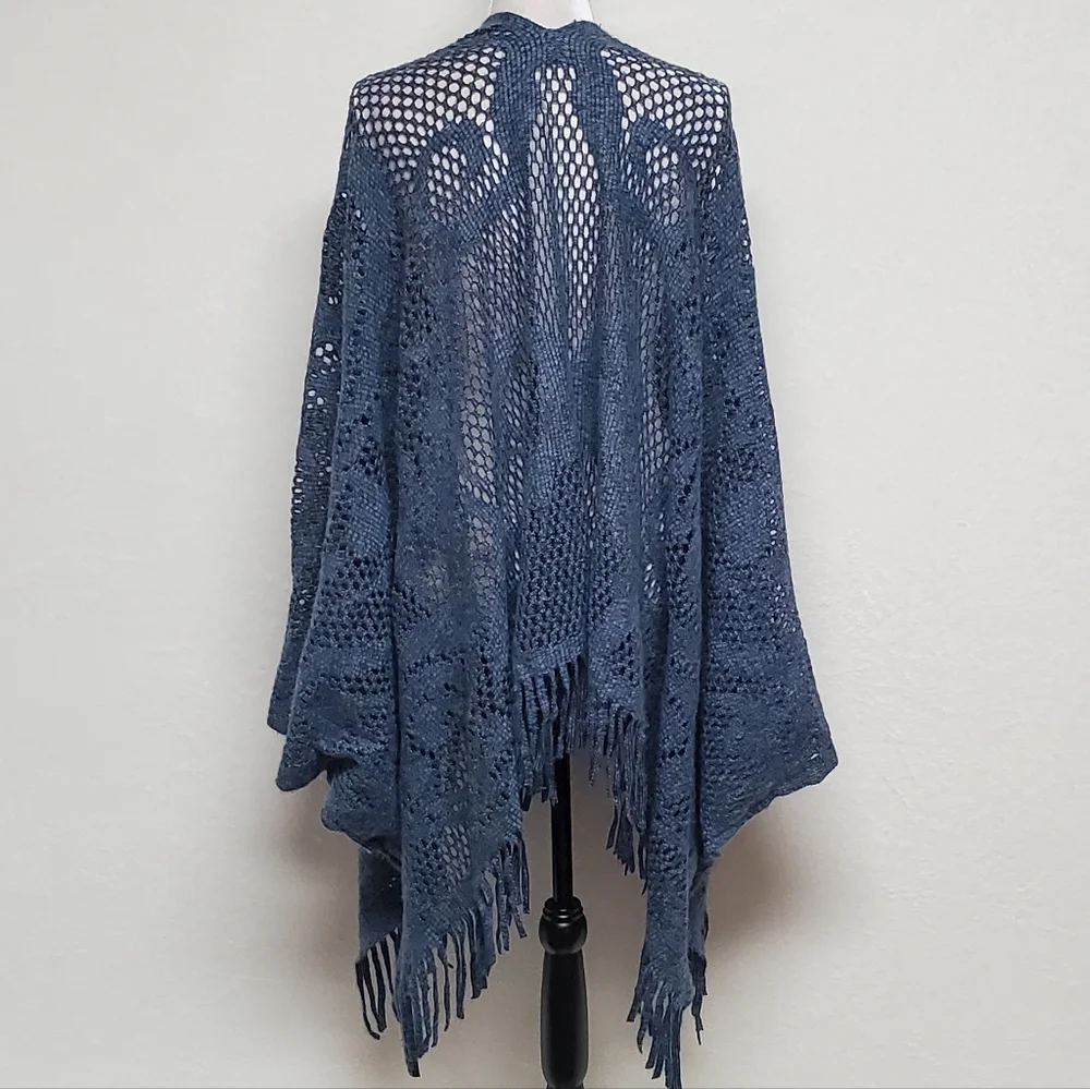 90s Vintage Dusty Blue Lightweight Soft Open Weave Curlicue Fringe Poncho OSFA - Picture 11 of 14
